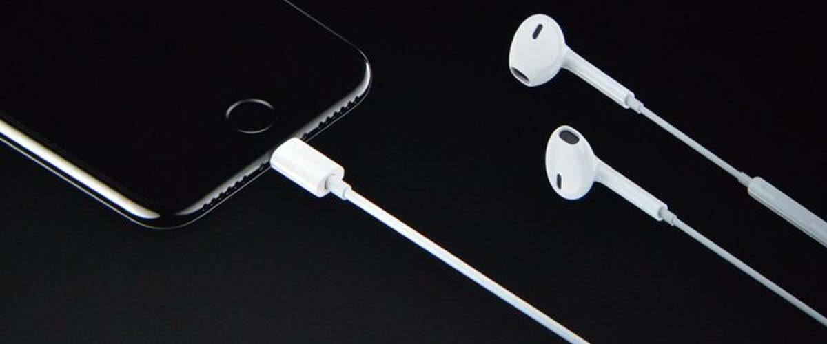 Intiem Beschikbaar verkeer Hoe sluit je oortjes aan op een iPhone zonder headphone jack?